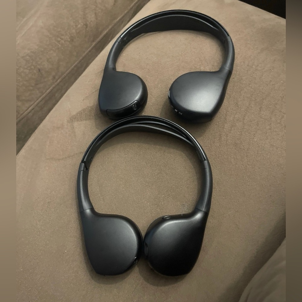 GM Accessories 22863046 Dual-Channel Wireless Infrared IR Headphones SET OF 2